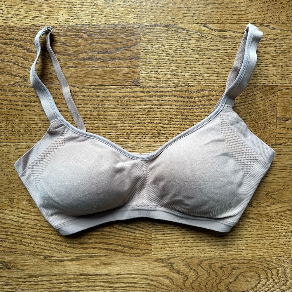 Women’s Warners wireless bra size M lightly padded adjustable straps and back